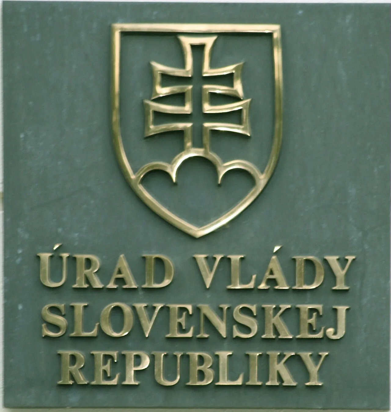 Naambord van het Úrad vlády Slovenskej republiky (Ambtswoning van de Regering) in Bratislava