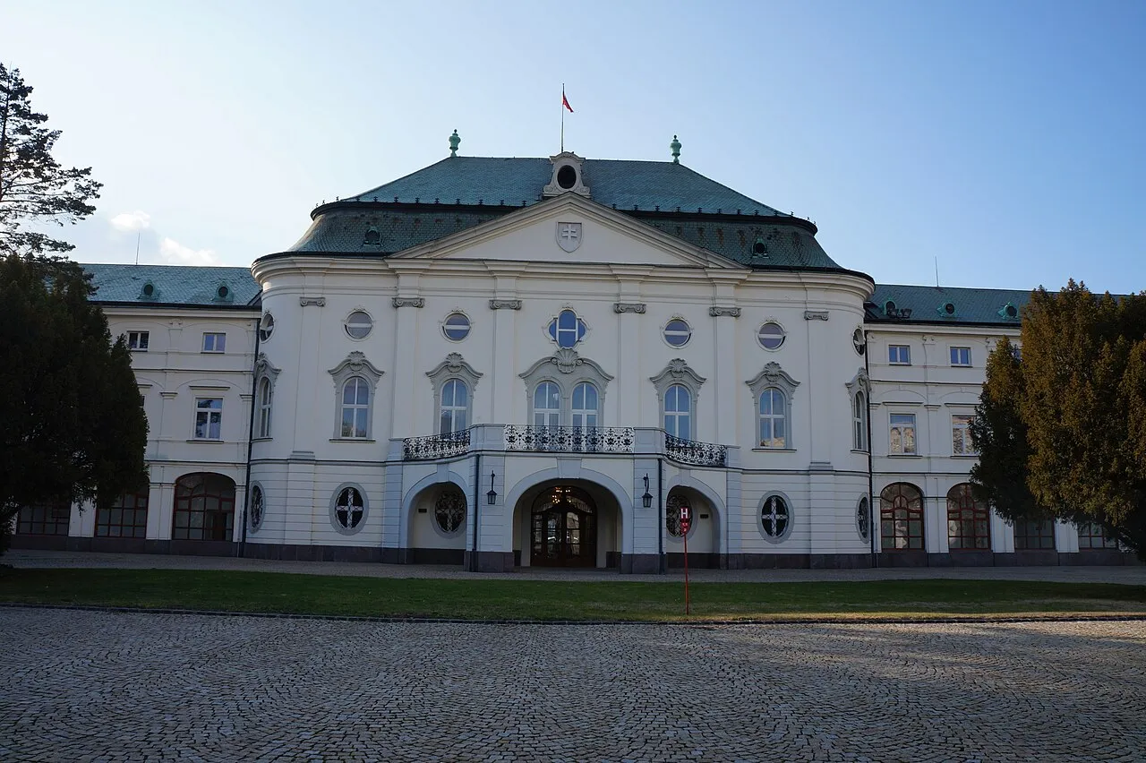 Het Úrad vlády, het gebouw van de Slowaakse regering in Bratislava, waar de ministerraad de begroting 2027 goedkeurde.