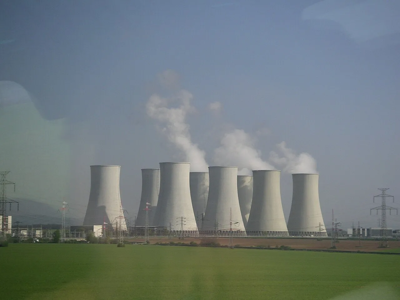 Koeltorens van de bestaande kerncentrale Bohunice V1 en V2 in Jaslovské Bohunice, Slowakije