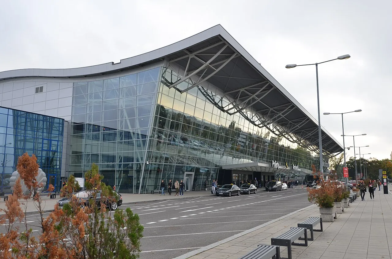 De hoofdingang van de luchthaven van Bratislava.