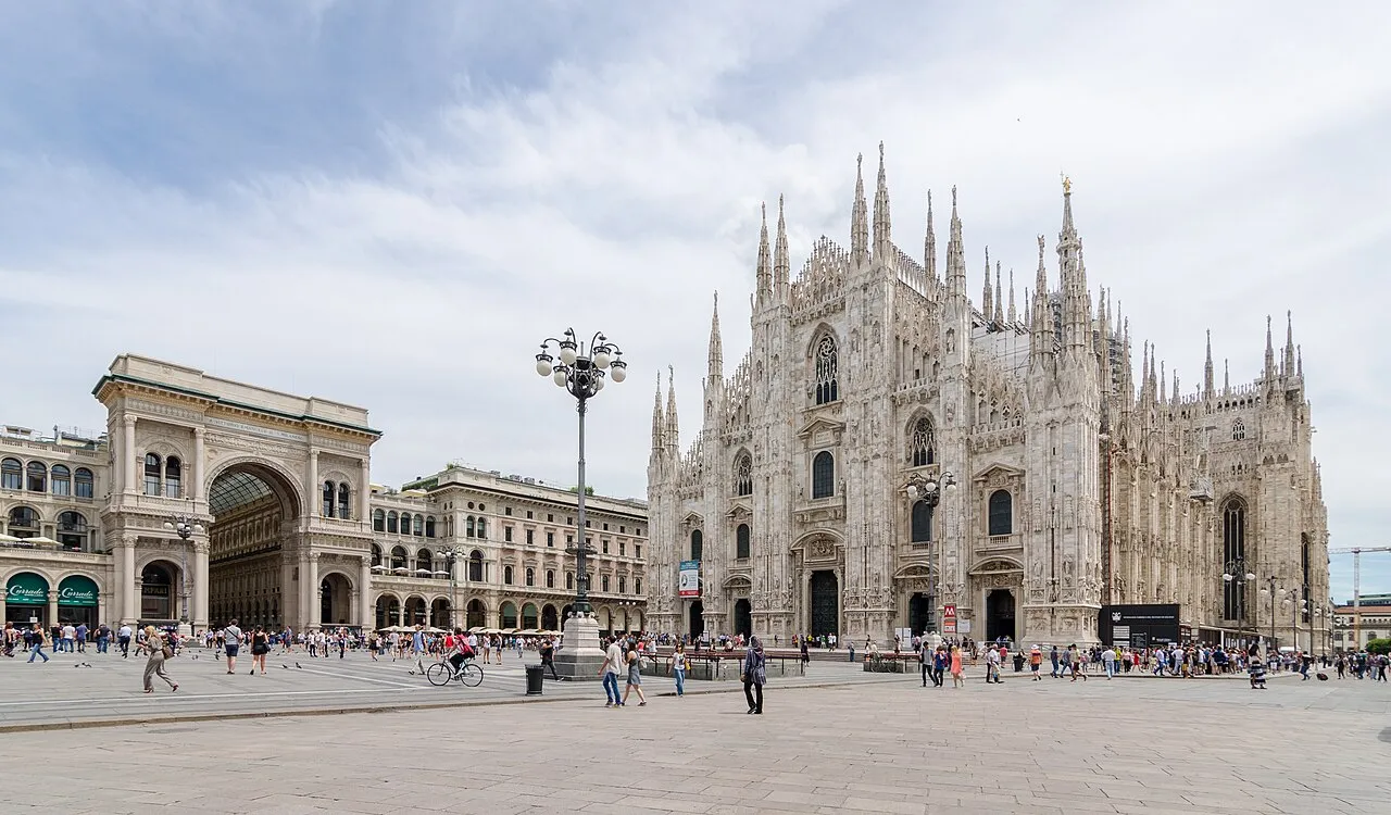 Milaan (Lombardije, Italië) – de Dom van Milaan, gezien vanuit het zuidwesten over de Piazza del Duomo, met de triomfboog van de historische winkelgalerij Galleria Vittorio Emanuele II