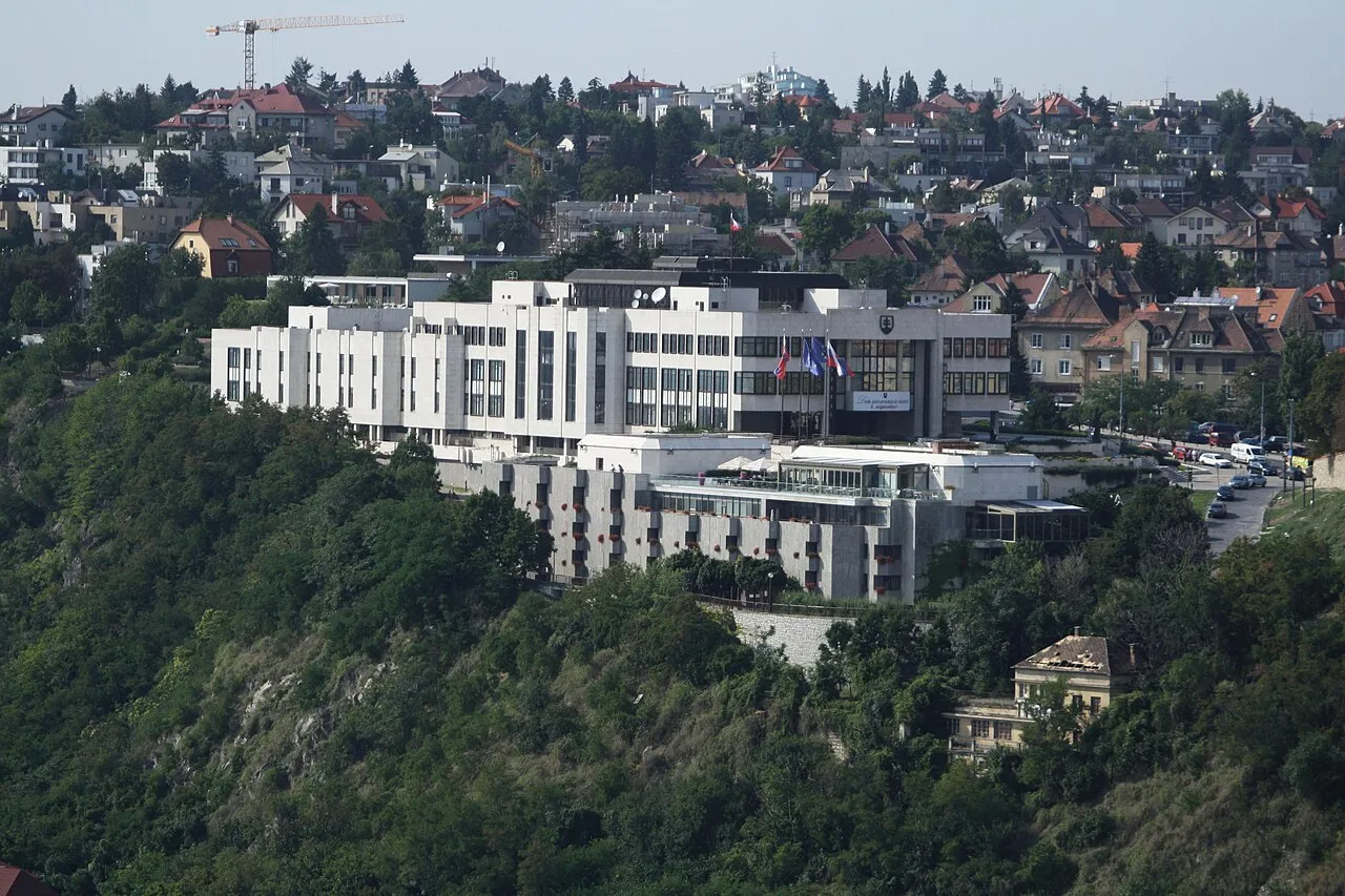 De Nationale Raad van de Slowaakse Republiek in Bratislava, gezien vanaf het uitkijkpunt bij de Nový most.