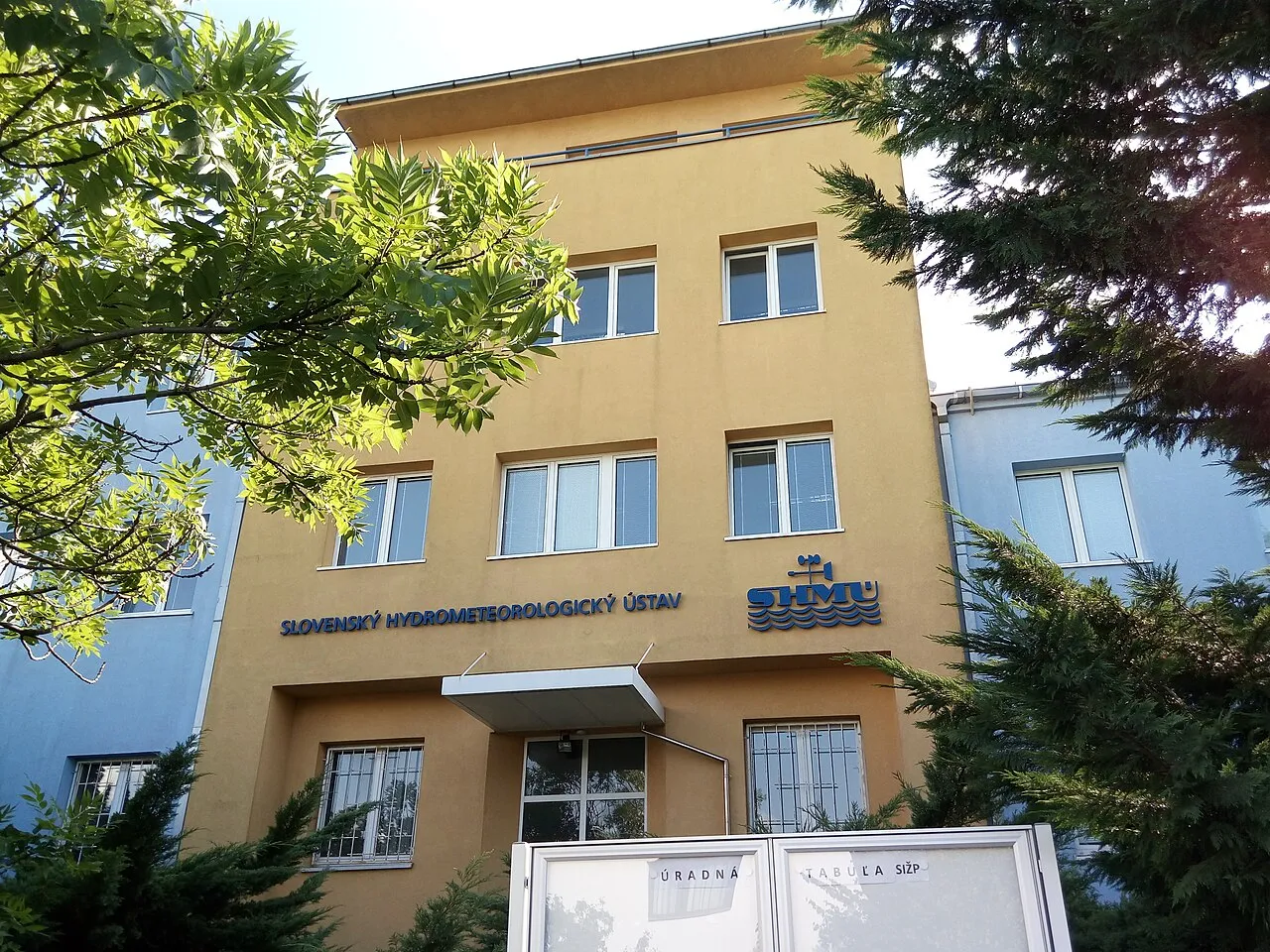 Het gebouw van het Slowaakse weerinstituut SHMÚ in Bratislava