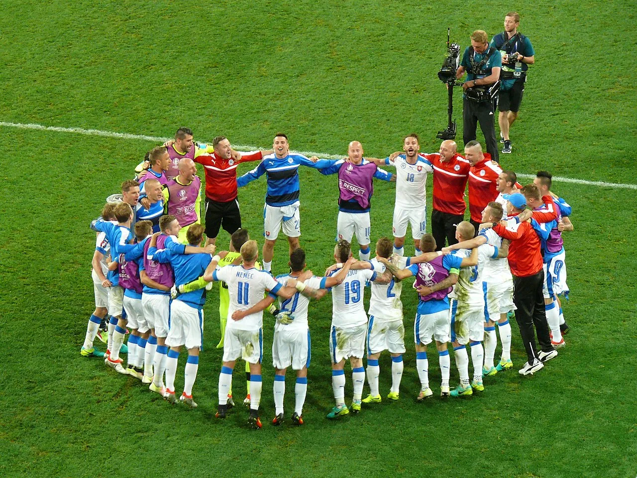 Het Slowaakse voetbalelftal viert een overwinning op het EK 2016.