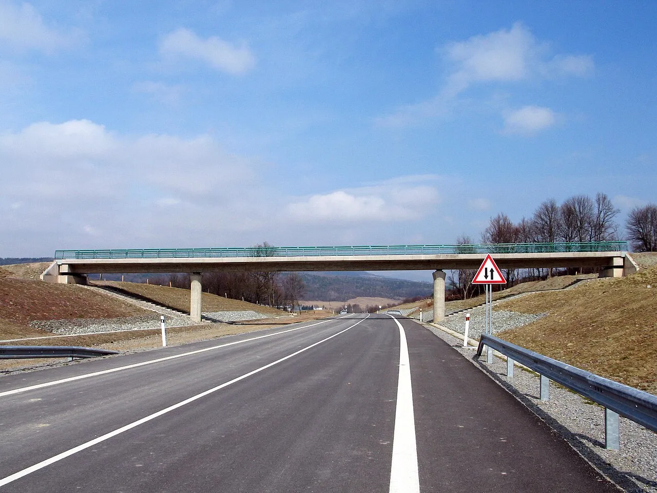 Brug over de obchvat (rondweg) van Svidník, onderdeel van rijweg R4 in Oost-Slowakije.