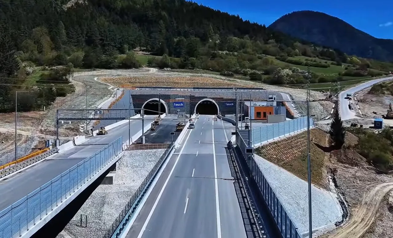 De tunnel Čebrať in mei 2026, met het asfalt van het nieuwe D1-tracé bij Ružomberok al aangelegd.