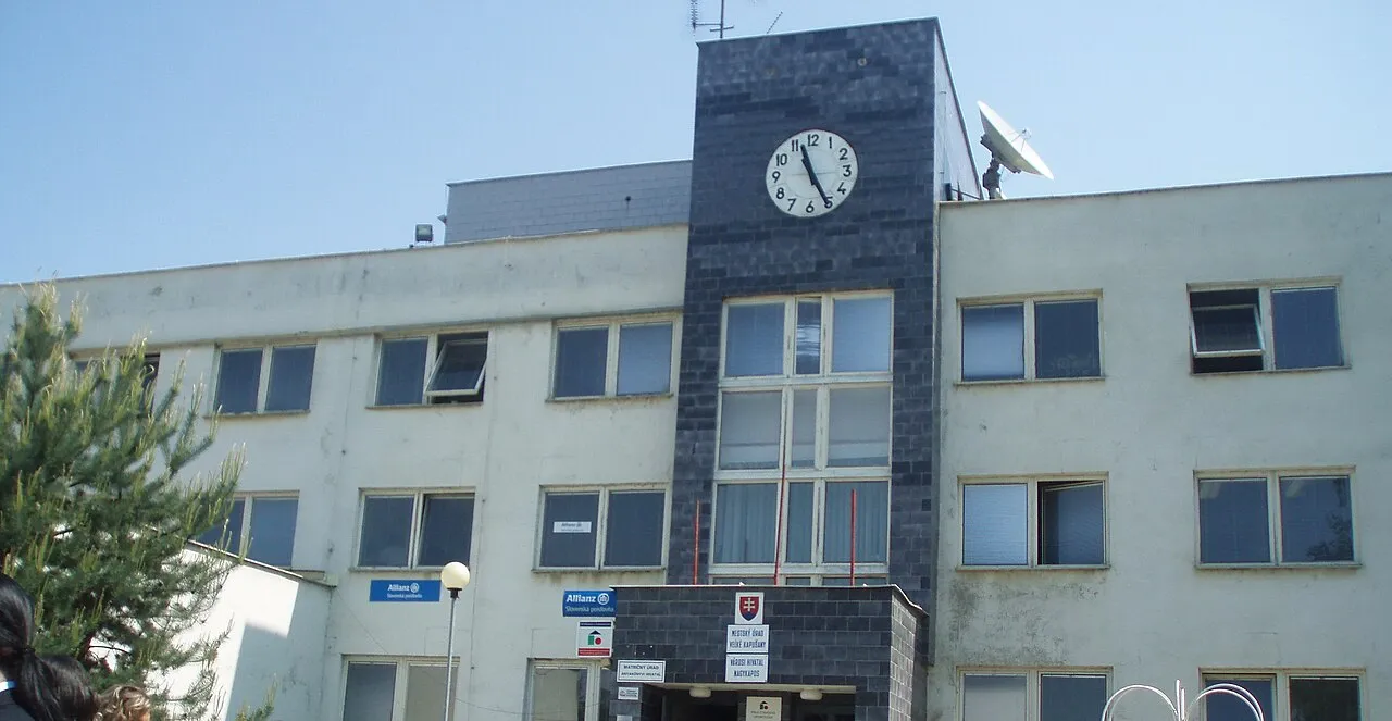 Het gemeentehuis van Veľké Kapušany, de plaats waar het mesincident op school plaatsvond.