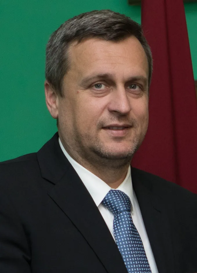 SNS-leider Andrej Danko, die het coalitieakkoord verdedigt tegen kritiek op de benoeming van Kuffa